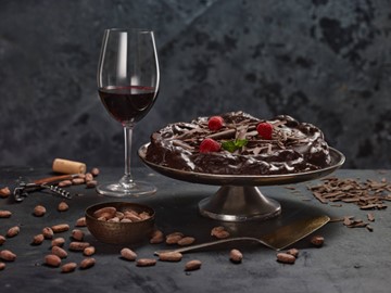 Luxusní čokoládový Čokodort s bohatou ganachí a hoblinami.