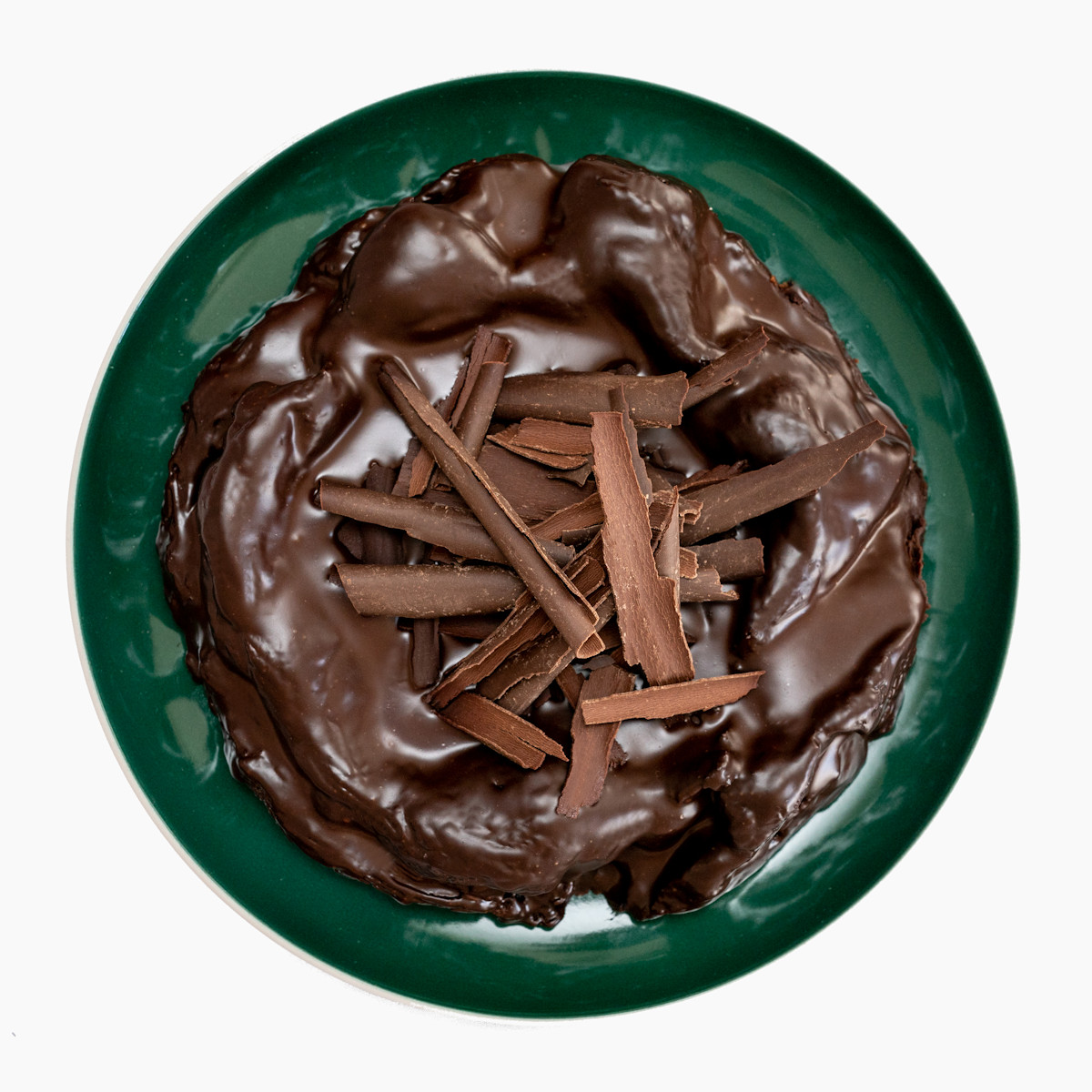 Nádherný Čokodort Originál na zeleném talíři, ozdobený bohatými čokoládovými hoblinami