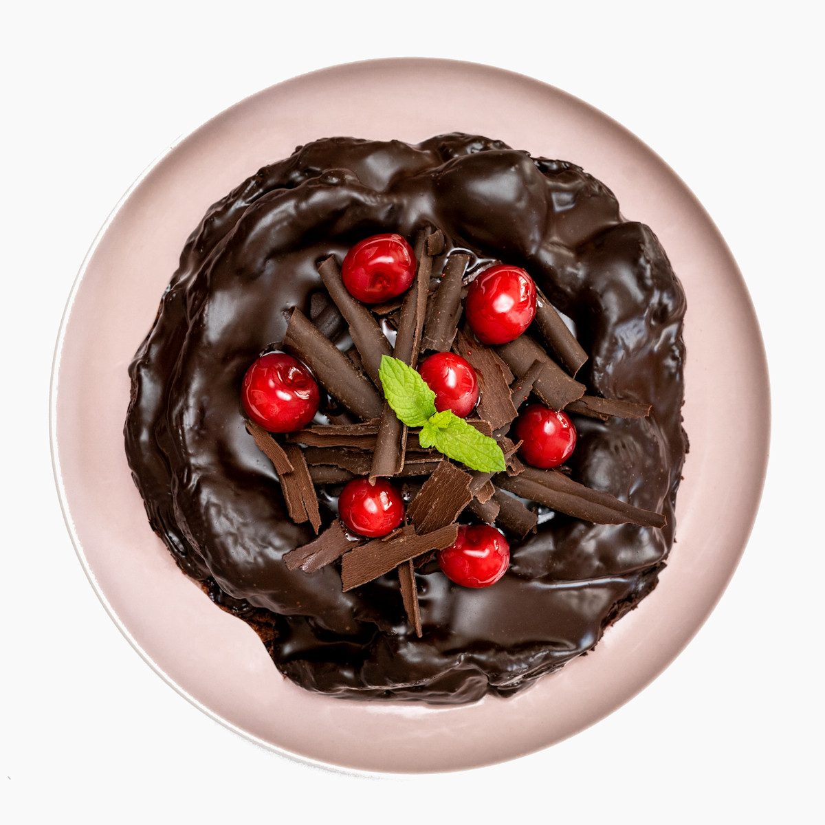 Lahodný Čokodort Višeň zdobený čerstvými višněmi a čokoládovými hoblinami, oceněný dvěma hvězdami Great Taste Award, na růžovém talíři