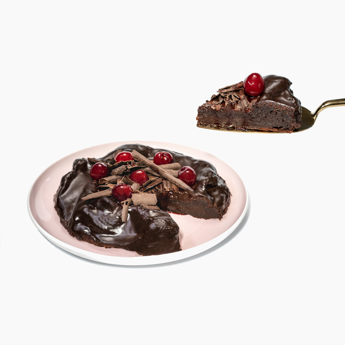 Kousek bezlepkového Čokodort Višeň s višněmi a čokoládovou ganache na lžíci, perfektní kombinace pro milovníky čokolády a ovoce