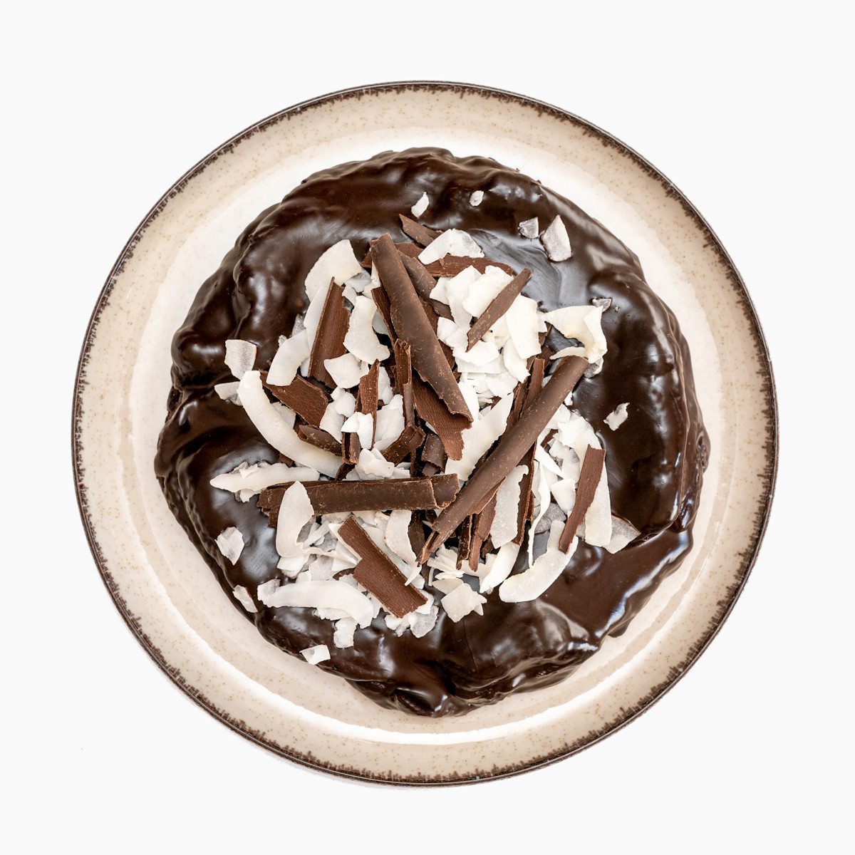 Čokodort Kokos s praženými kokosovými hoblinami a bohatou čokoládovou ganache na keramickém talíři