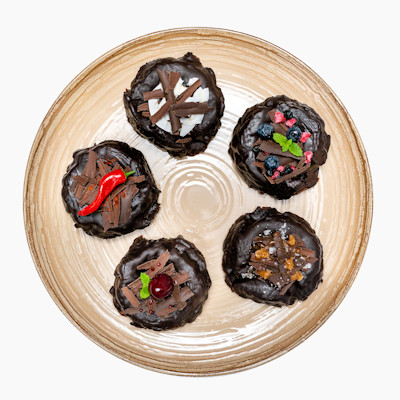 Degustační mix prémiových Čokodortů s různými příchutěmi, prezentovaný v dřevěné krabici