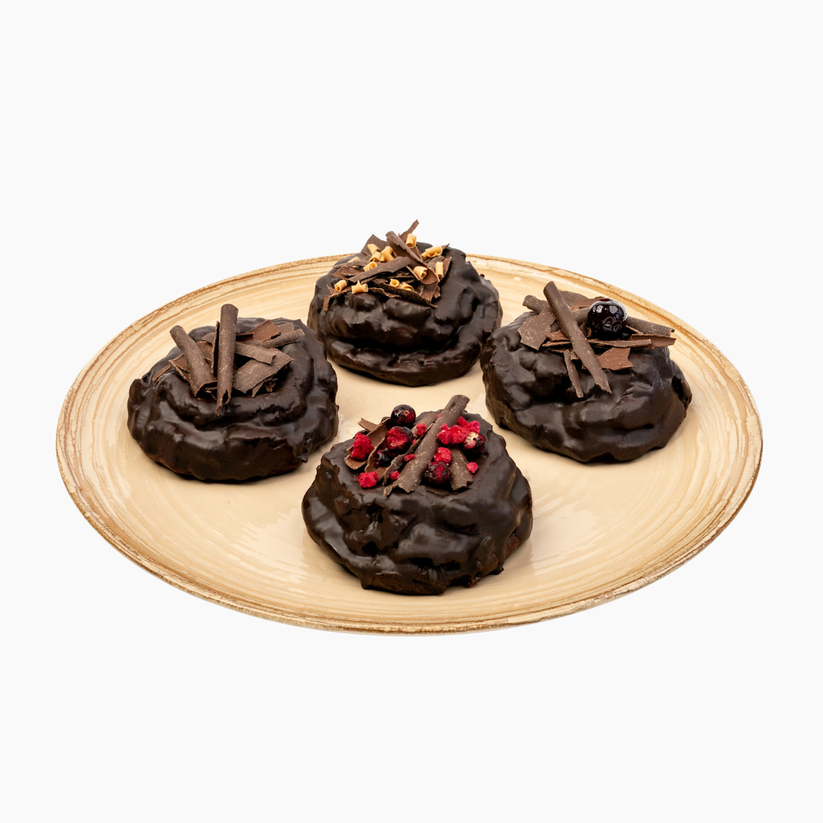 Otevřený degustační mix Čokodortů odhalující čokoládový dort s višněmi, slaným karamelem a lesními plody